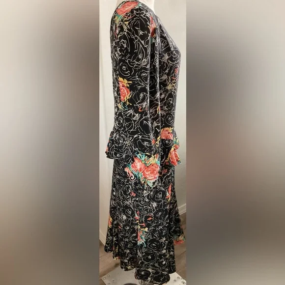 Black and White Sheath Dress with Cuffed Long Sleeves - Picture 3 of 8